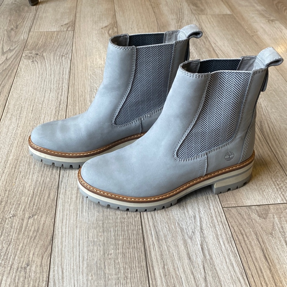 WOMEN'S COURMAYEUR VALLEY CHELSEA BOOTS, worn maybe 3 times